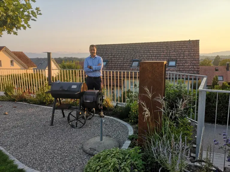 Terrasse mit Staketengeländer und Grill