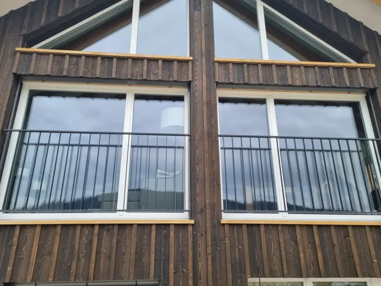 Französischer Balkon vor einem bodentiefen Fenster