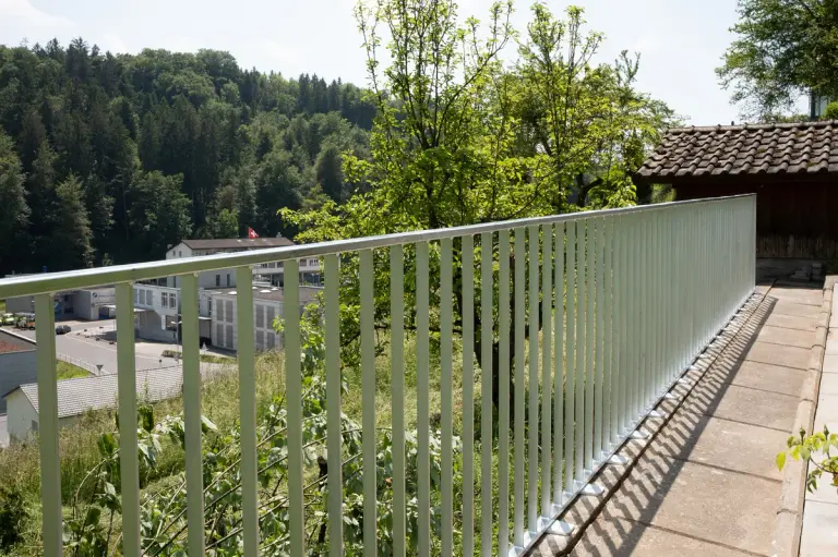 Staketengeländer Xpress von oben auf die Betonplatte verschraubt