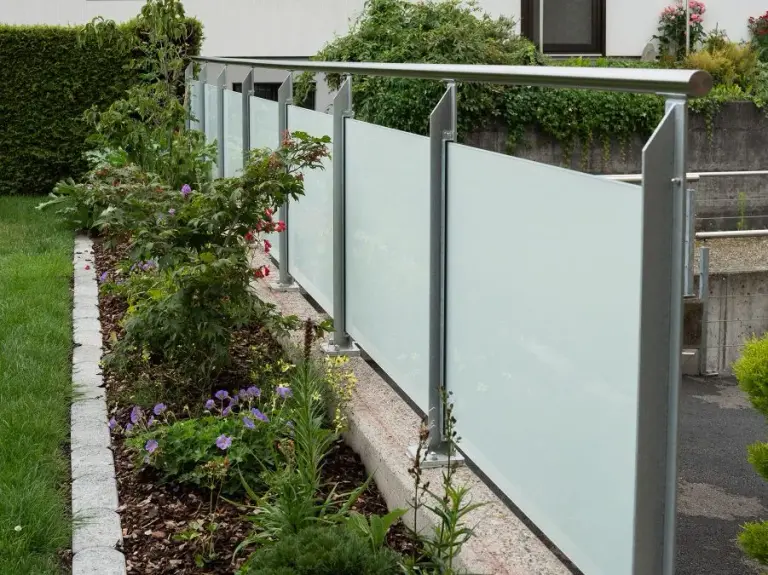 Glasgeländer Classic mit Mattglas, von oben auf eine Betonmauer geschraubt