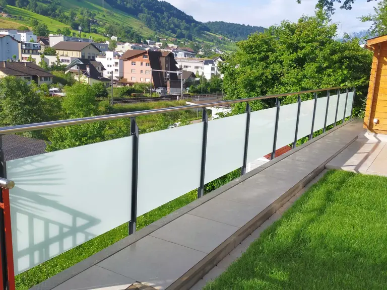 Glasgeländer Classic mit Mattglas entlang einer Rasenkante
