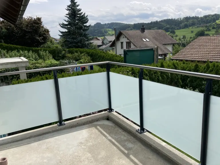 Glasgeländer mit Mattglas als Sichtschutz
