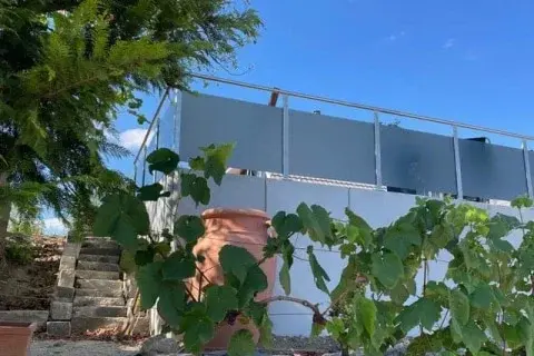 Glasgeländer mit grau mattem Glas