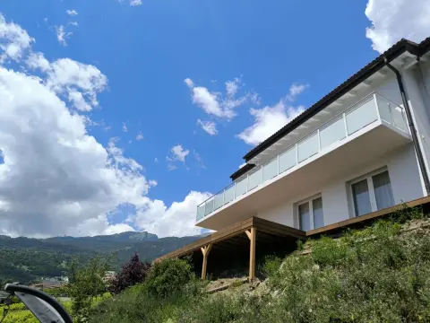 Glasgeländer Classic mit Mattglas an einem Balkon in Hanglage