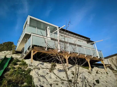 Glasgeländer Classic mit Mattglas an einer Holzterrasse in Hanglage