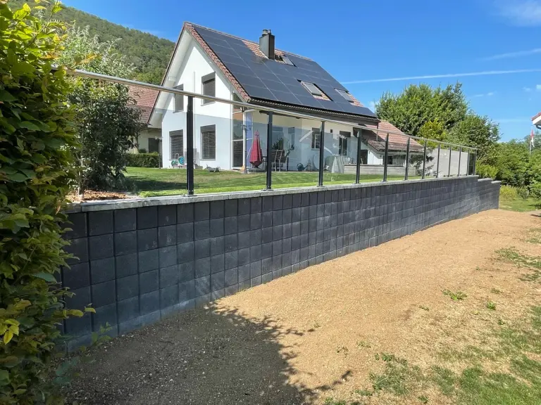 Glasgeländer mit Grauglas an einem modernen Haus
