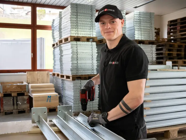 Feuerverzinkte Elemente des Staketengeländers Xpress bereit in der Werkstatt