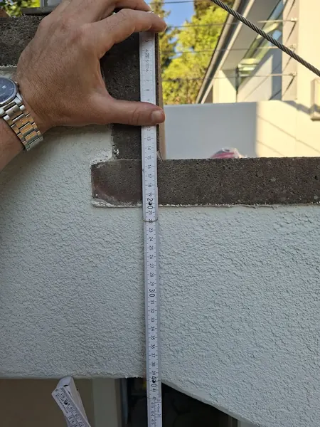 Höhe 300 mm ab Stufenvorderkante anzeichnen