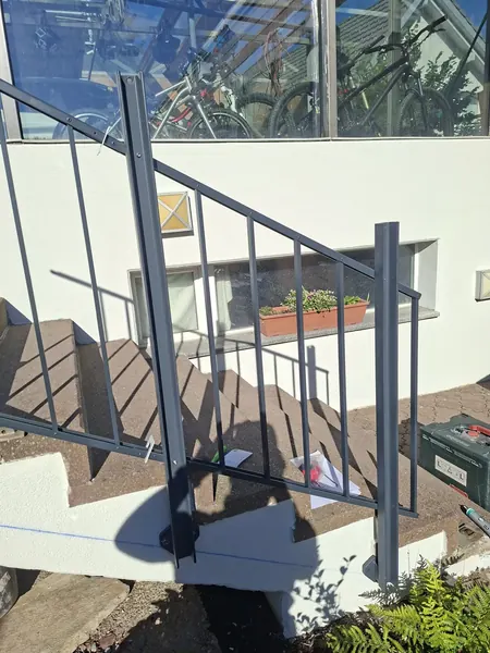 Pfosten und Elemente an der Treppe gesetzt, Schnur gespannt