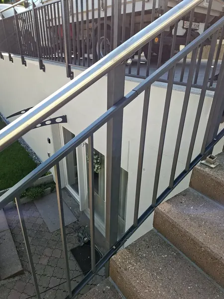 Fertig montiertes Staketengeländer Flex mit Edelstahlhandlauf an der Treppe