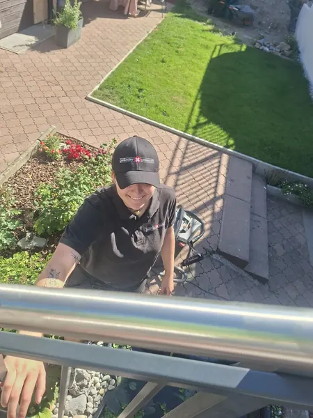 Fertiges Treppengeländer Flex, Kunde am Handlauf