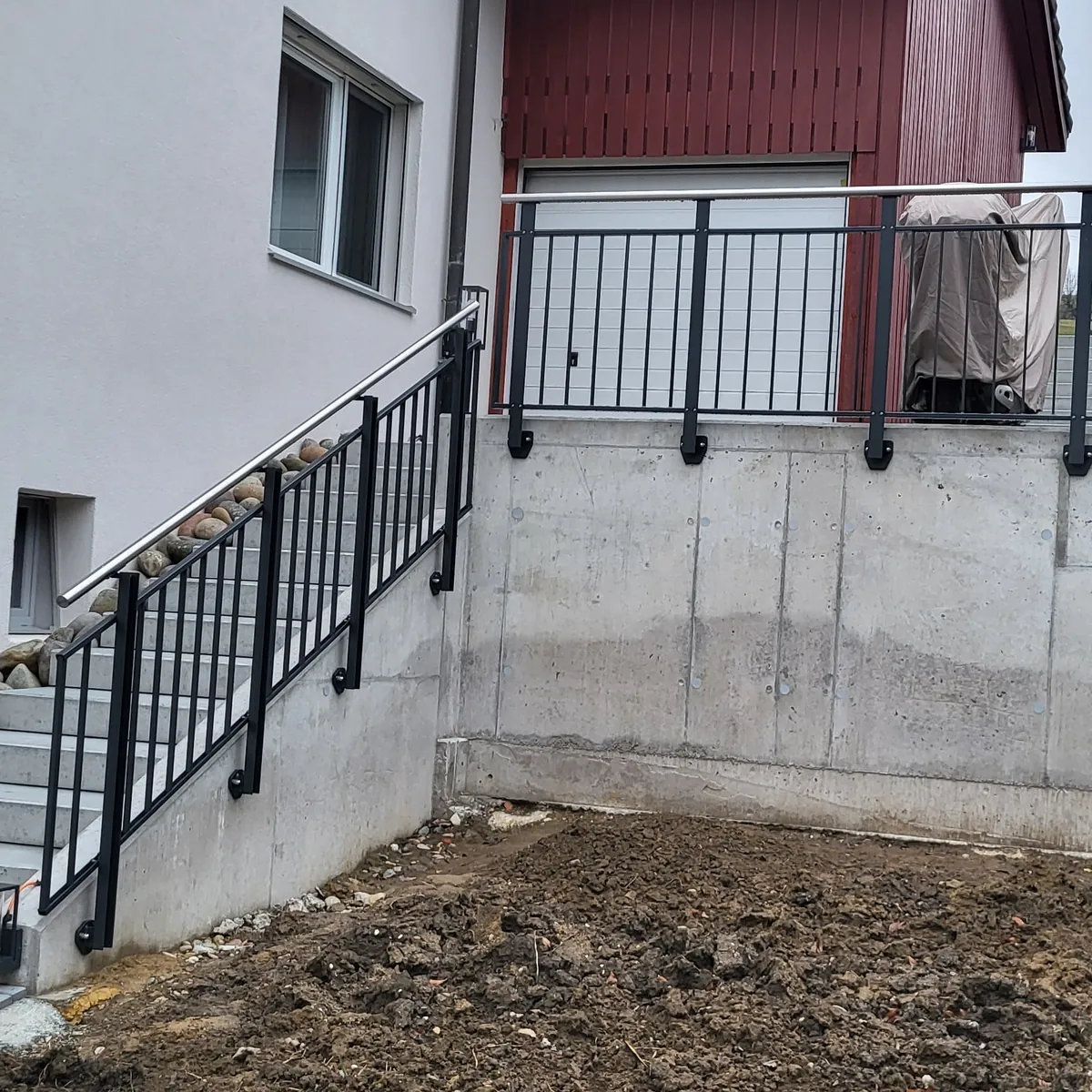 Staketengeländer Flex in Anthrazit an Mauer und Treppe