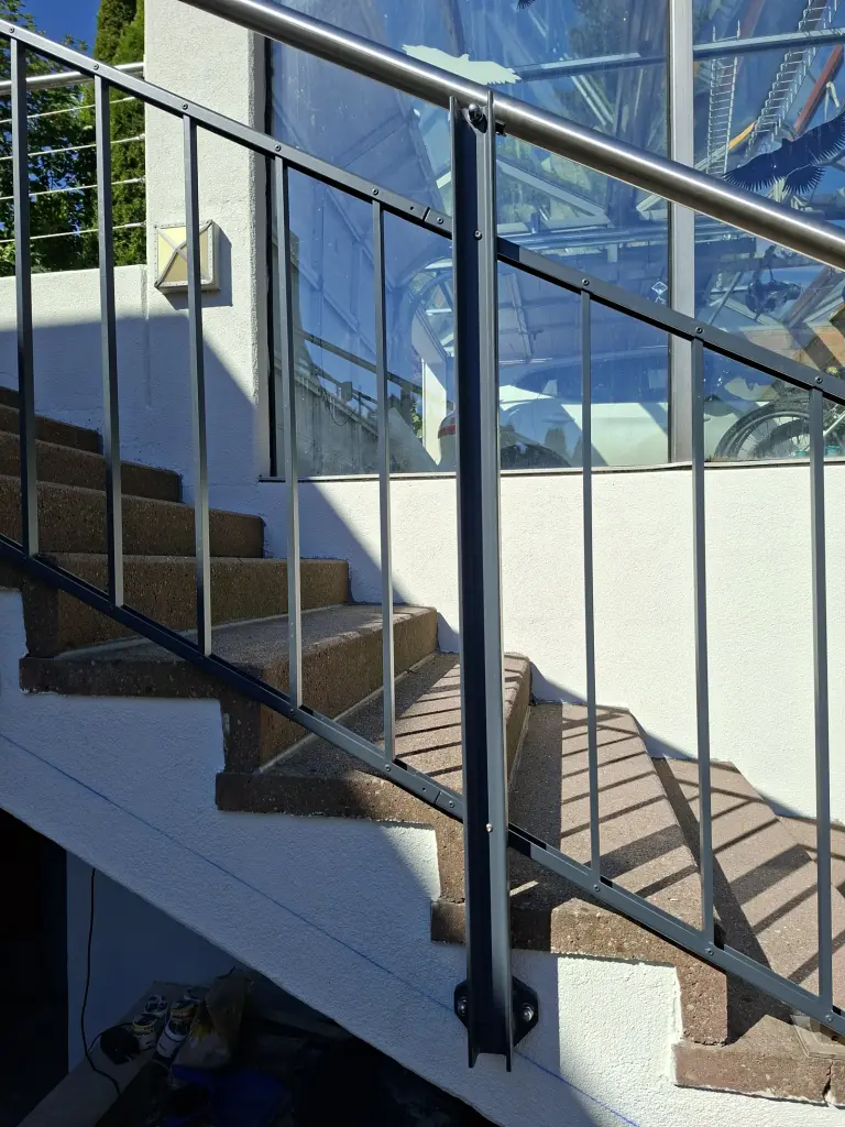 Gelenk am Pfosten des Staketengeländers Flex, seitlich an der Treppenwange montiert