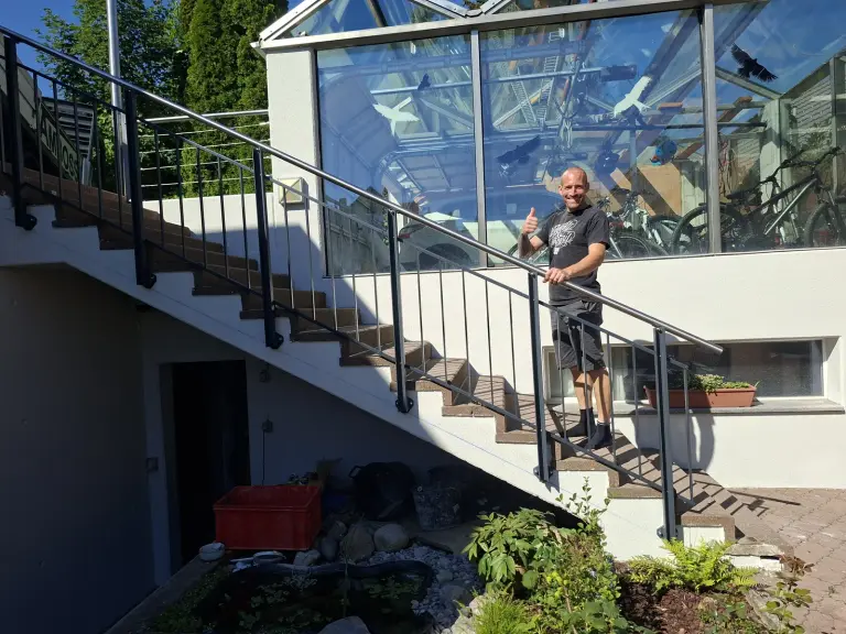 Kunde auf seiner Treppe mit dem selbst montierten Staketengeländer Flex