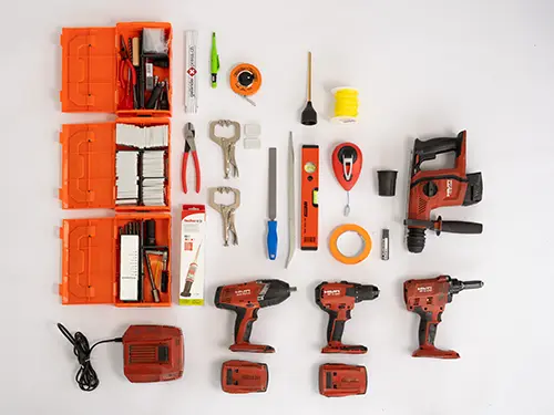 Inhalt der Montagebox: Bohrhammer, Schrauber, Nietgerät, Bits, Wasserwaage und Kleinmaterial