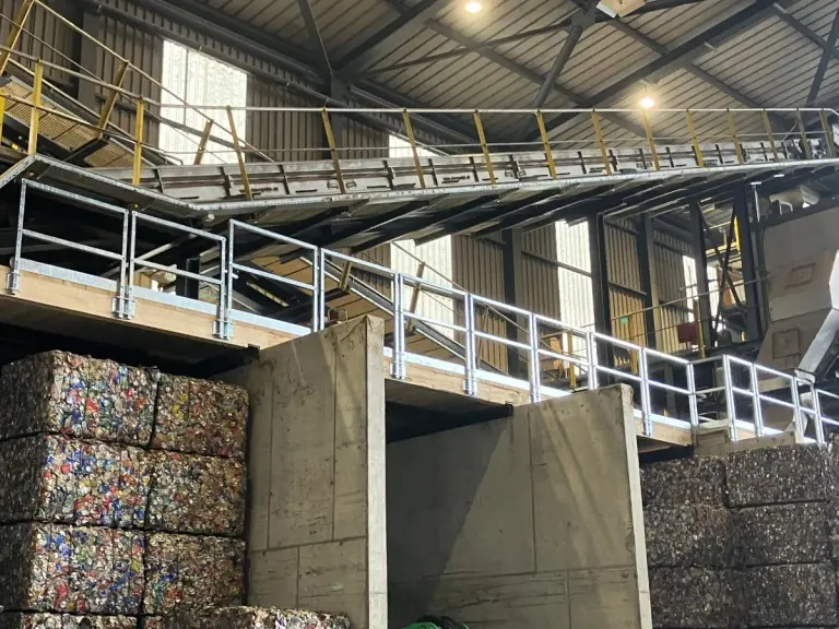 Industriegeländer auf Entsorgungsplattform