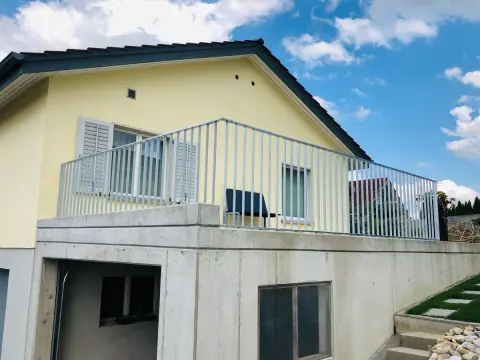 Staketengeländer Xpress feuerverzinkt um eine Terrasse
