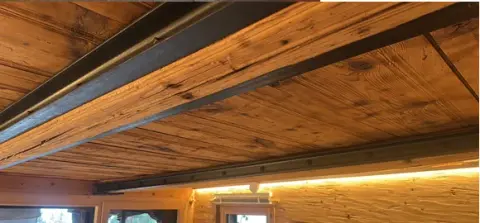 Gemütlichkeit im modernen Loft-Stil. Stilvolle Lichtakzente betonen die einzigartige Textur des Holzes.