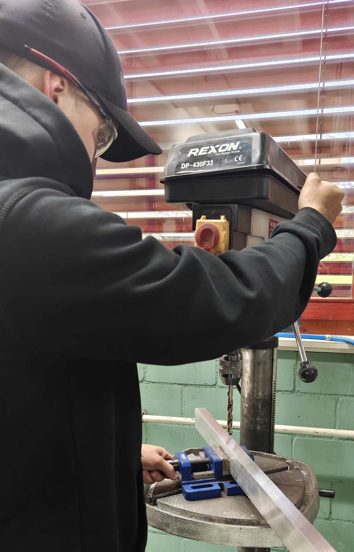 Bohrmaschine im Einsatz an einem Stahlprofil mit sichtbaren Metallspänen