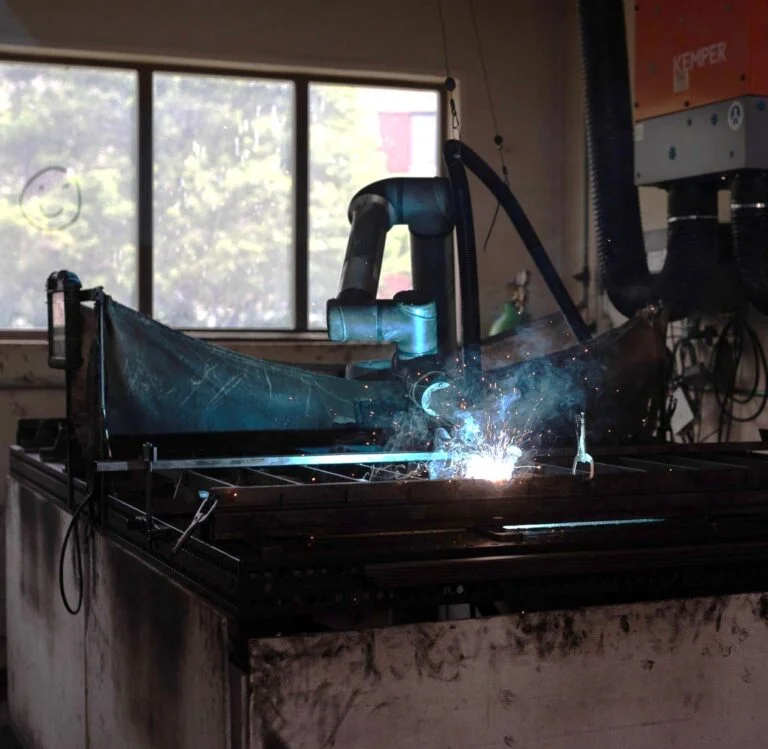 Vladi – der Schweissroboter von MetallbauXpress bei der Arbeit